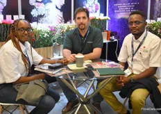Felipe Gomez (in the middle) from Selecta Cut Flowers was having a conversion with Eunice Nduta and Thomas Ndungu from Benev Flowers.